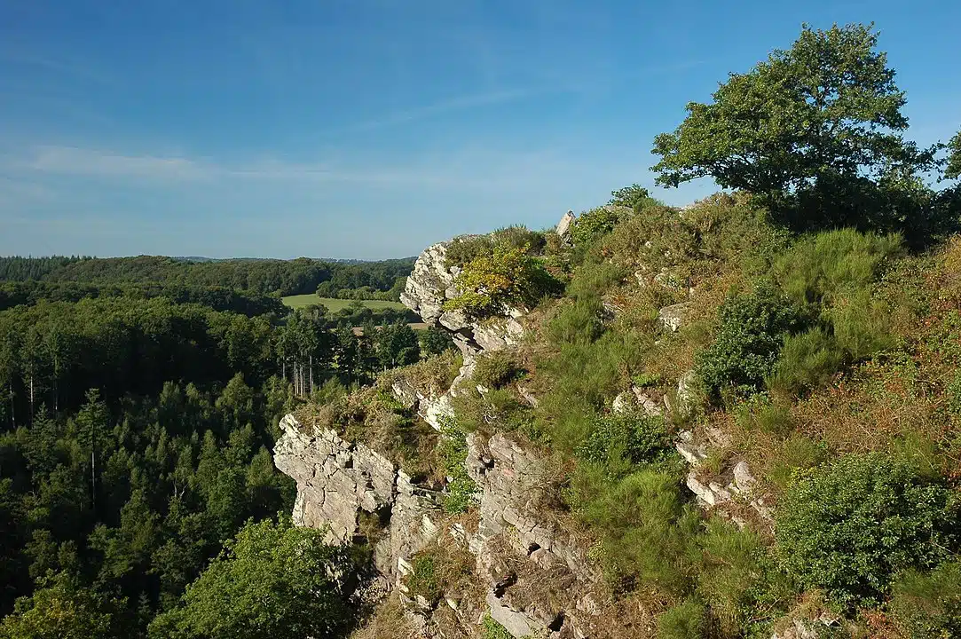 Road trip moto en Normandie : La roche d'Œstre