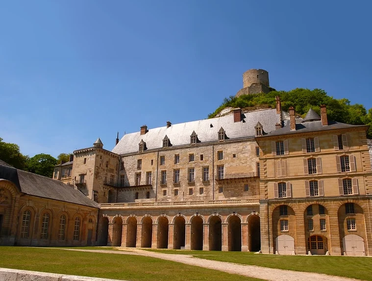 La cour du chateau de La Roche-Guyon